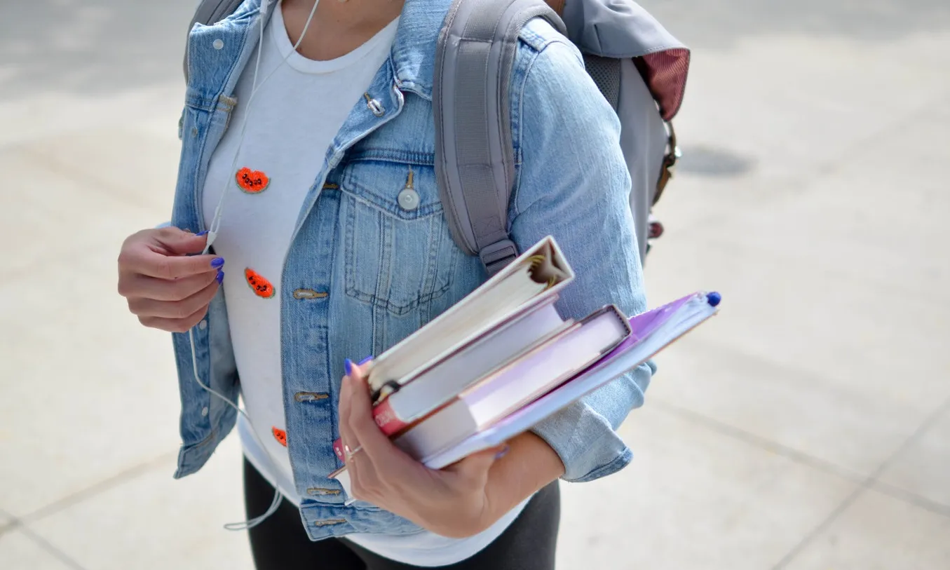El preu mitjà d'un grau no científic oscil·la entre els 1.500 € anuals si no es repeteix cap assignatura. Font: Unsplash.