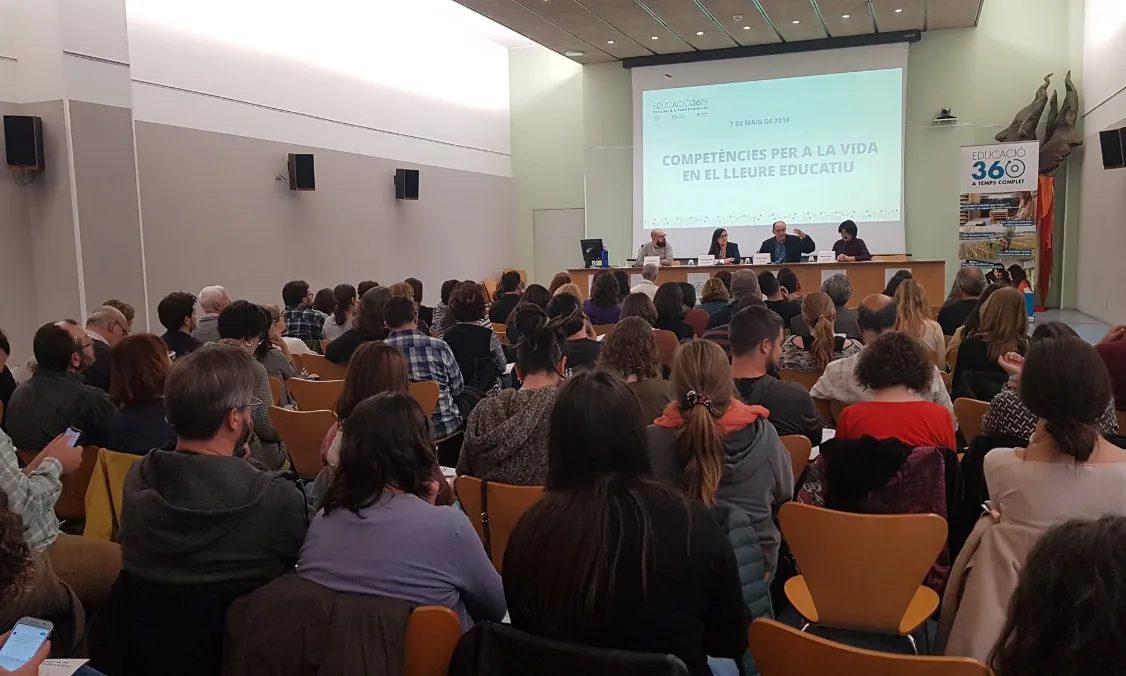 Sala plena en la presentació de la publicació 'Competències per a la vida en el lleure educatiu'.