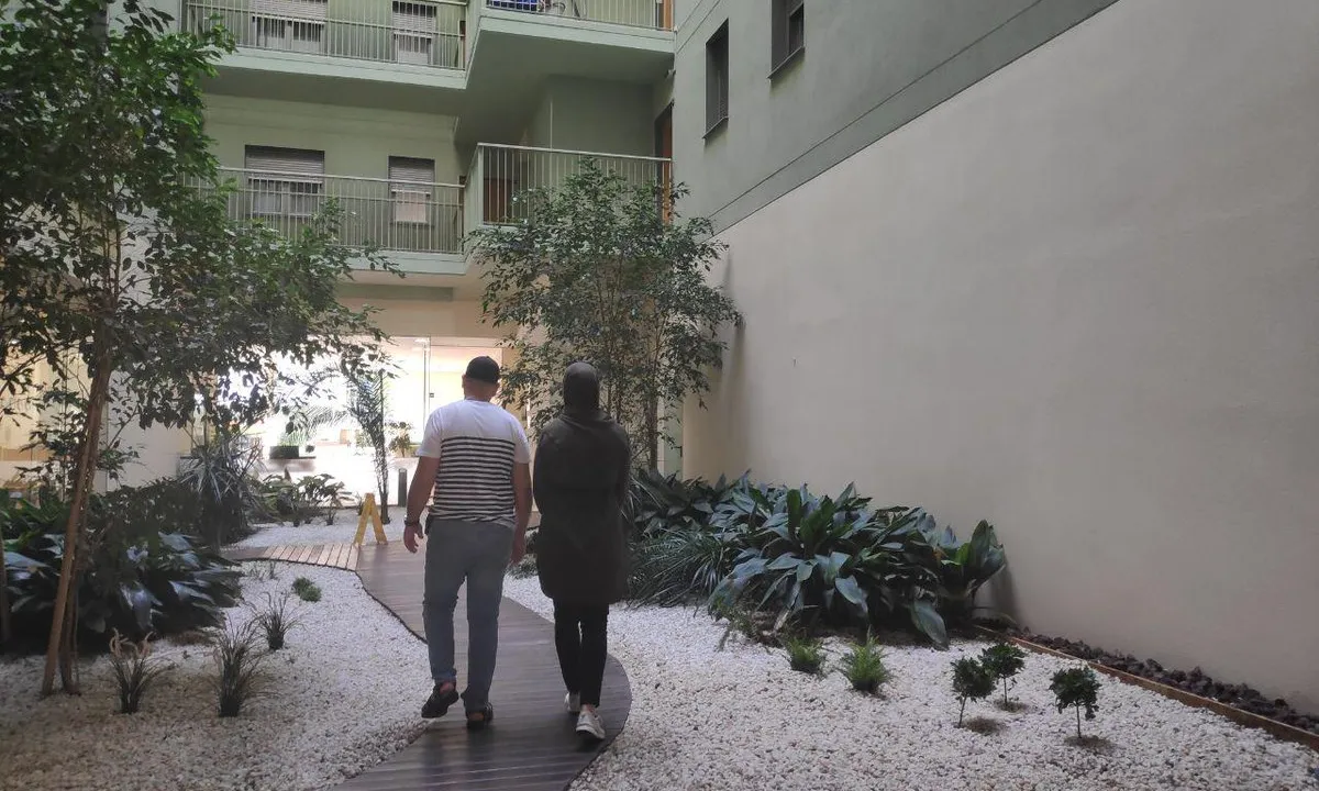 Rachid viu en un apartament turístic amb la seva família perquè l’Ajuntament no ha trobat un altre lloc on reallotjar-lo després que el desnonessin. Font: Sindicat de Llogateres.