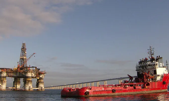 L'Ocean Viking al costa d'una plataforma