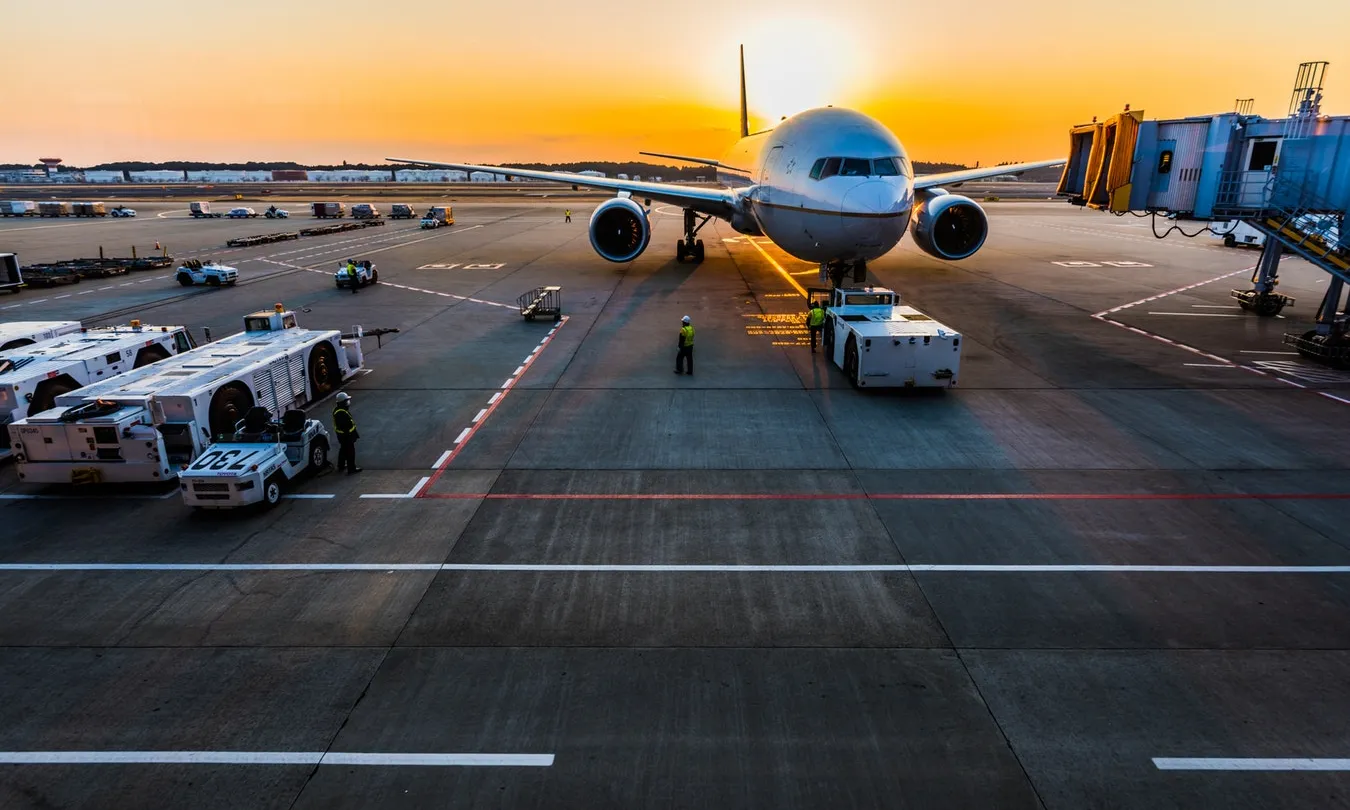 A l’aeroport de Barcelona treballen 30.000 persones, però el jovent només coneix els pilots, les hostesses i els controladors. Font: Unsplash.