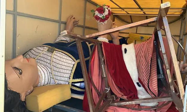 El gegants d'El Vendrell, retrobats prop de València, en el remolc original