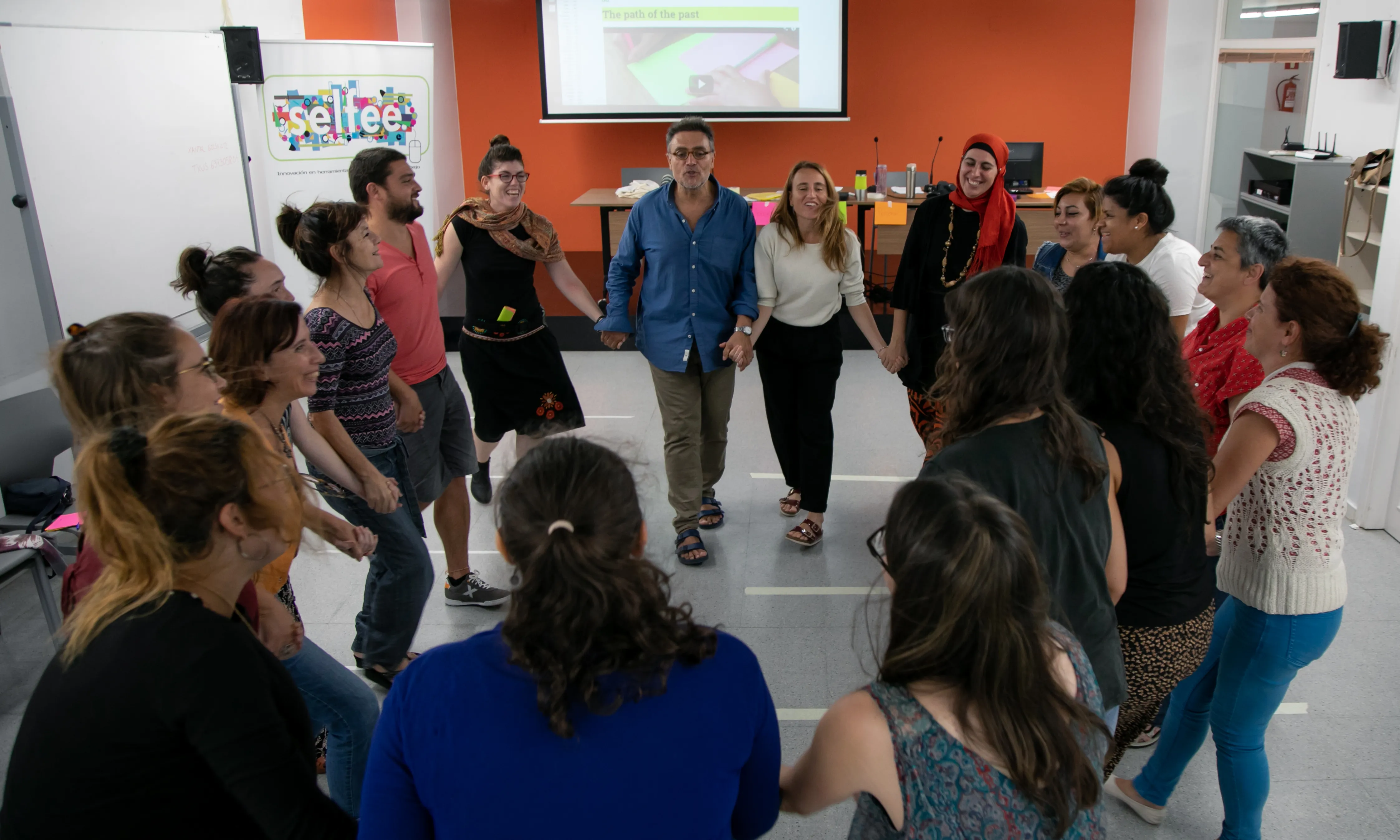 Diverses persones en rotllana en una activitat de La Xixa Teatre