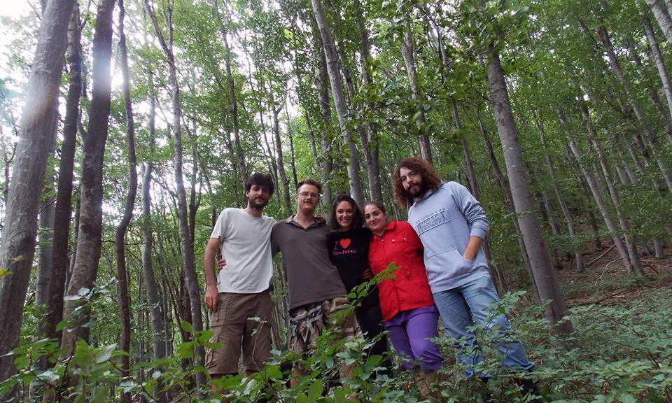 Grup de joves en un bosc 