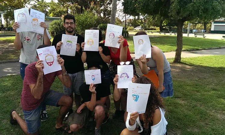 Grup de joves fent-se una foto amb les cares tapades per dibuixos