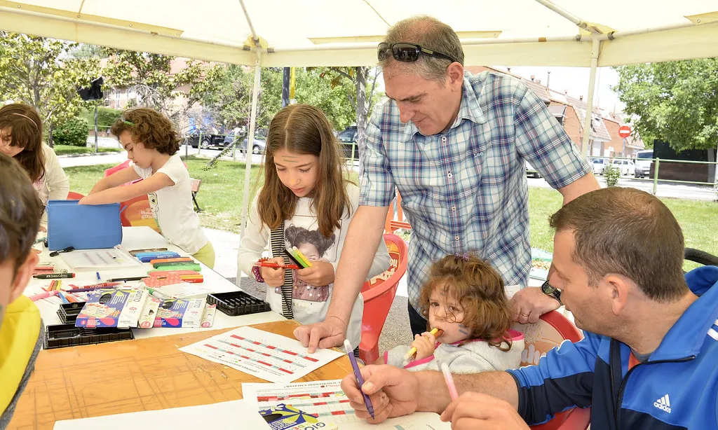 Les famílies poden fer voluntariat en diverses activitats per cooperar amb la comunitat.