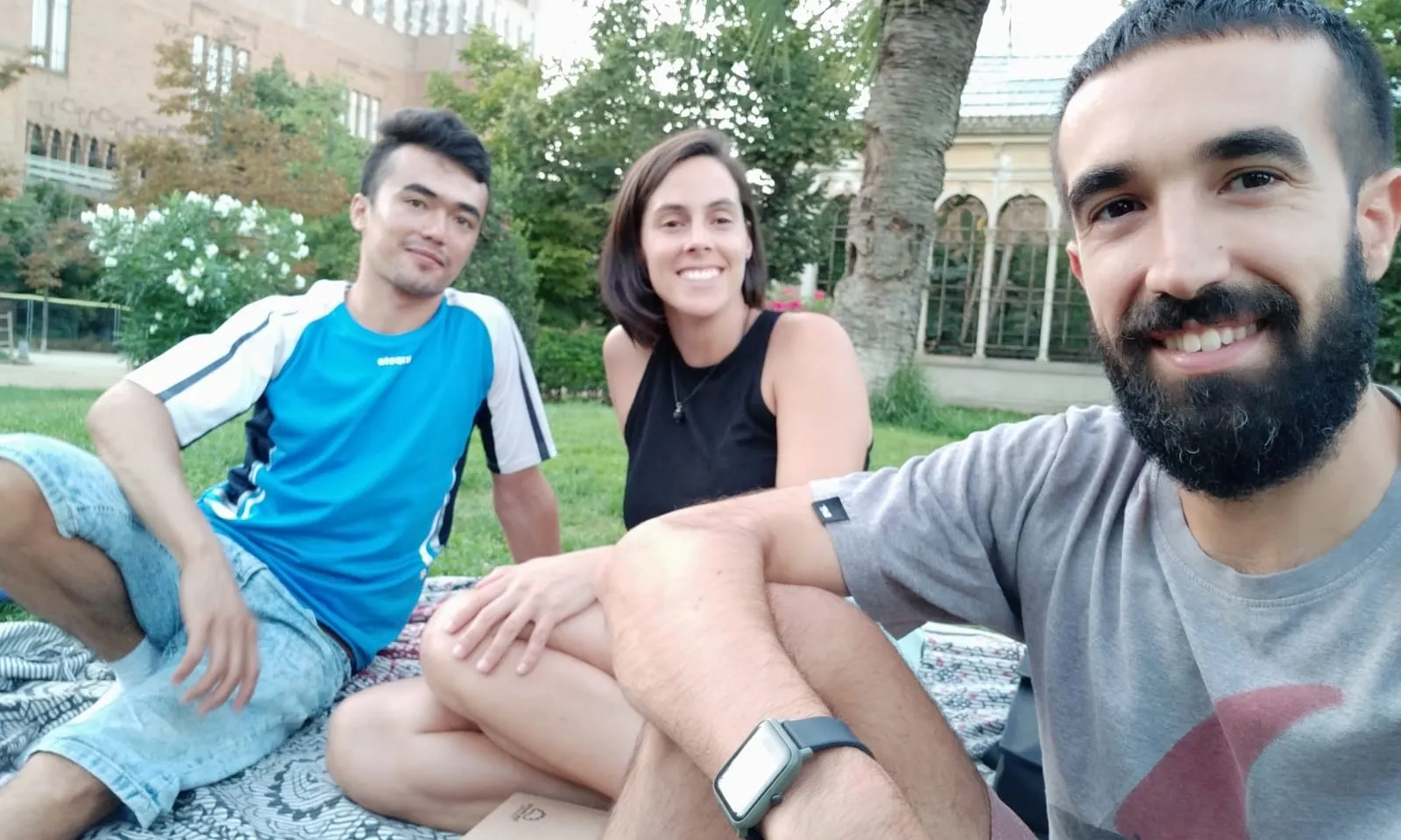 La Gisela (al mig) i el Bismillah (a l'esquerra) s'han fet amics a través del Programa Català de Refugi. Font: G. V.