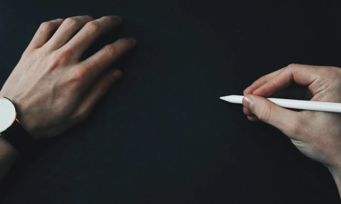 L’obligatorietat dels canals de denúncia es complementa amb un conjunt de mesures que garanteixin l’anonimat de la persona que denúncia la irregularitat. Font: Unsplash.