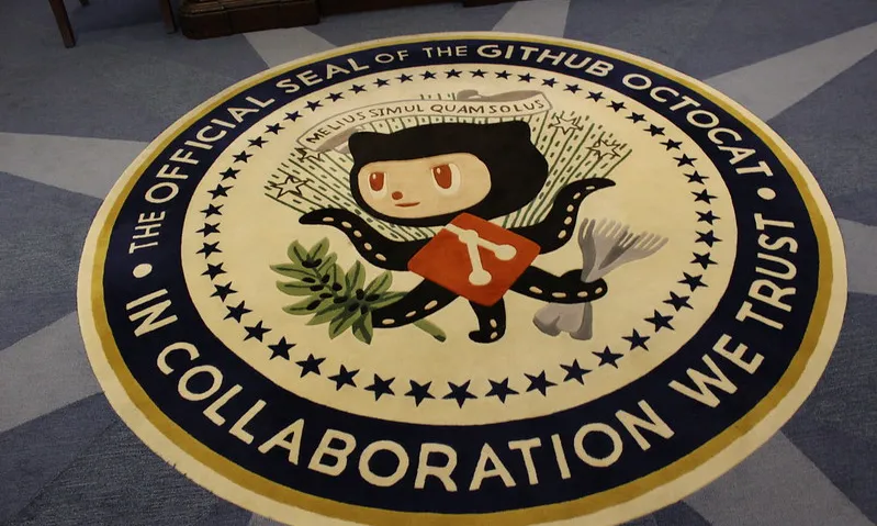 Fotografia d'un logotip de Github. Imatge de Ben Nuttall. Llicència d'ús CC BY-SA 2.0