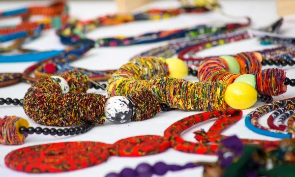 Diomcoop ha creat la marca Diambaar, amb roba i complements de l'Àfrica negro. Font: Diomcoop.