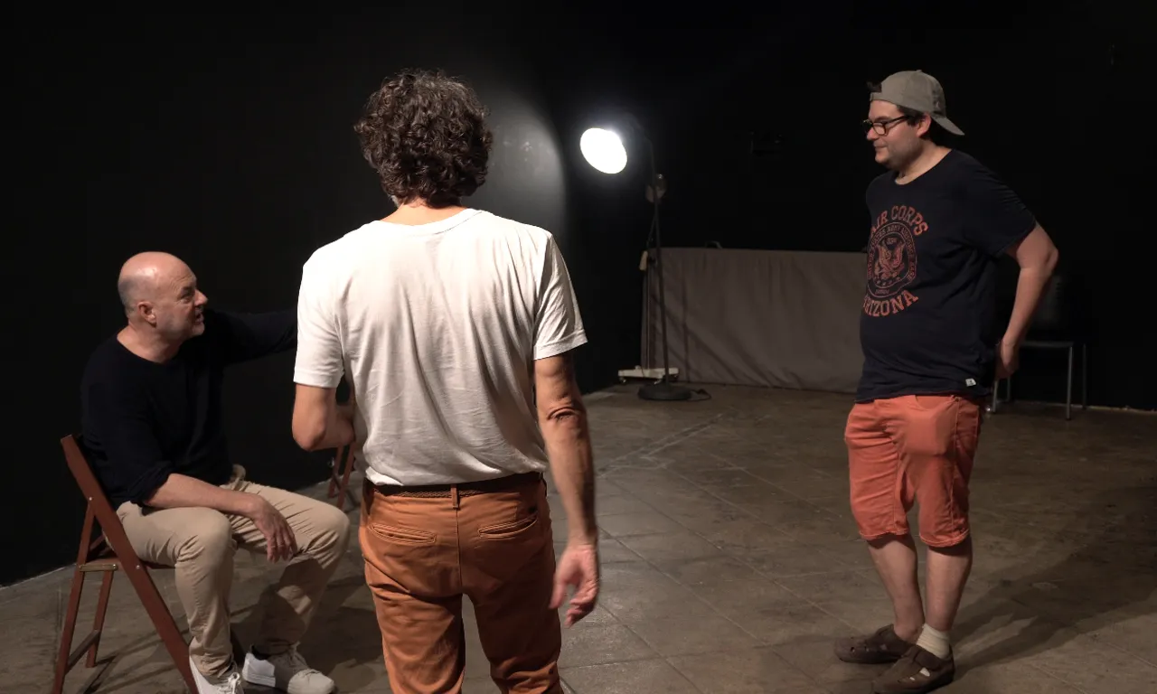 La idea va néixer a través d’en Rafael Valero, l’actor principal de l’obra. Font: La Crua Realitat.