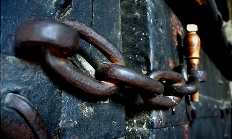 Fotografia d'una porta totalment tancada. Imatge de Jp. Llicència d'ús CC BY NC 2.0
