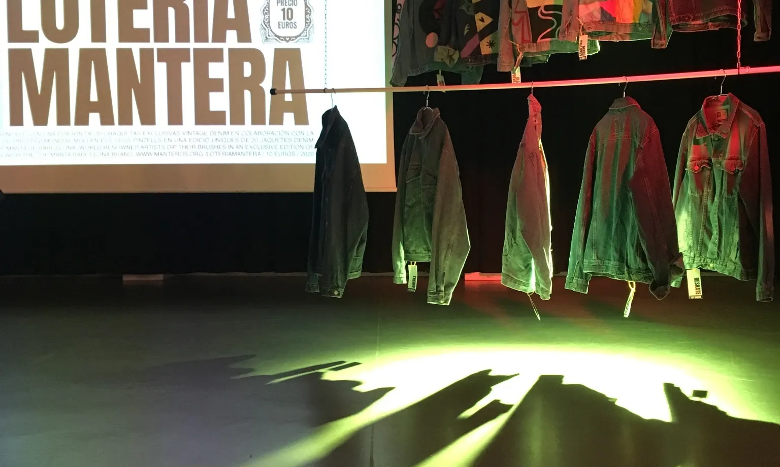 Els premis van ser caçadores dissenyades per artistes de renom internacional. Font: La loteria mantera va recaptar més de 55.000 euros. Font: @sindicatomanter