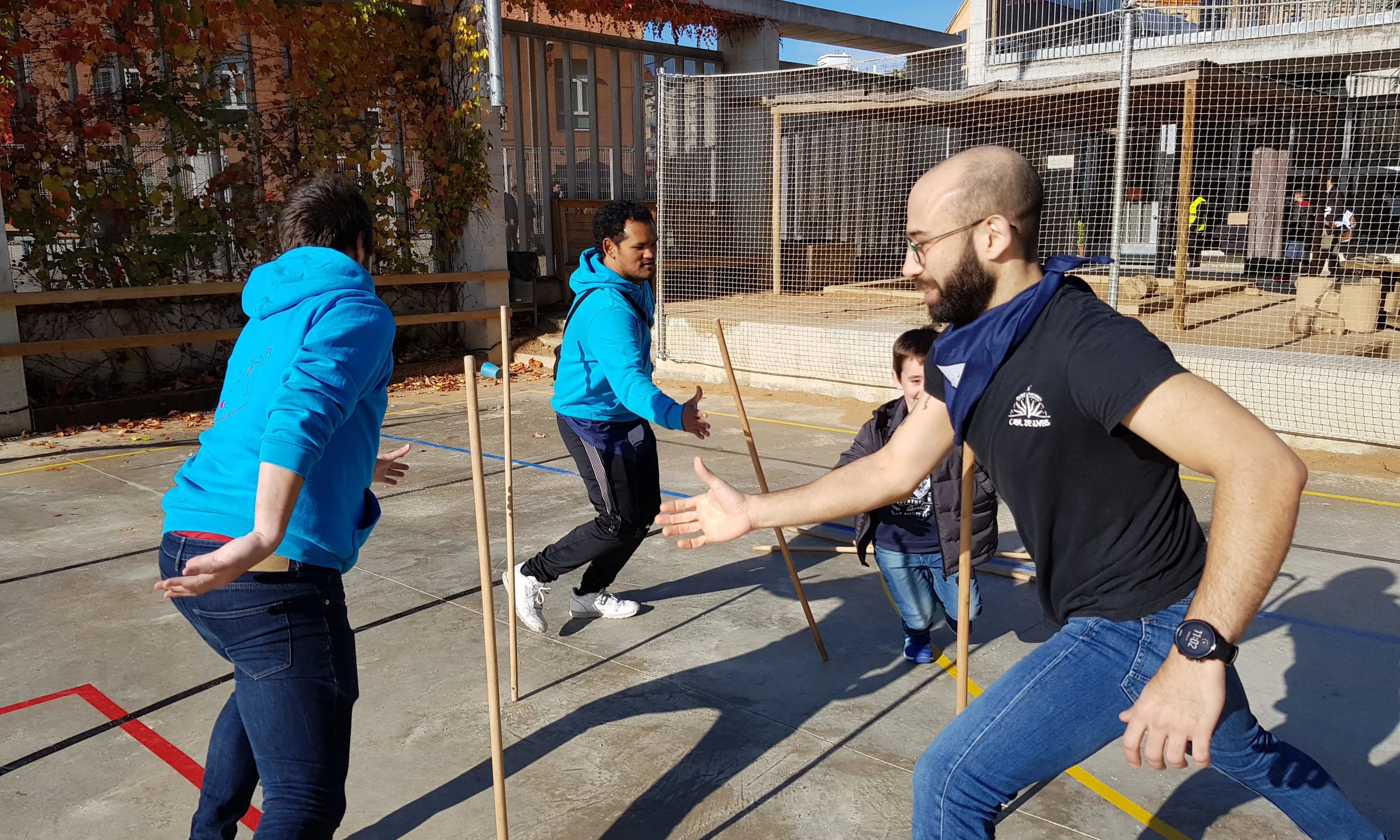 Persones corrent en rotllana en un parc