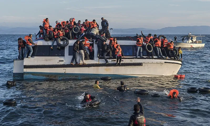 Persones refugiades arribant a l'illa grega de Lesbos.