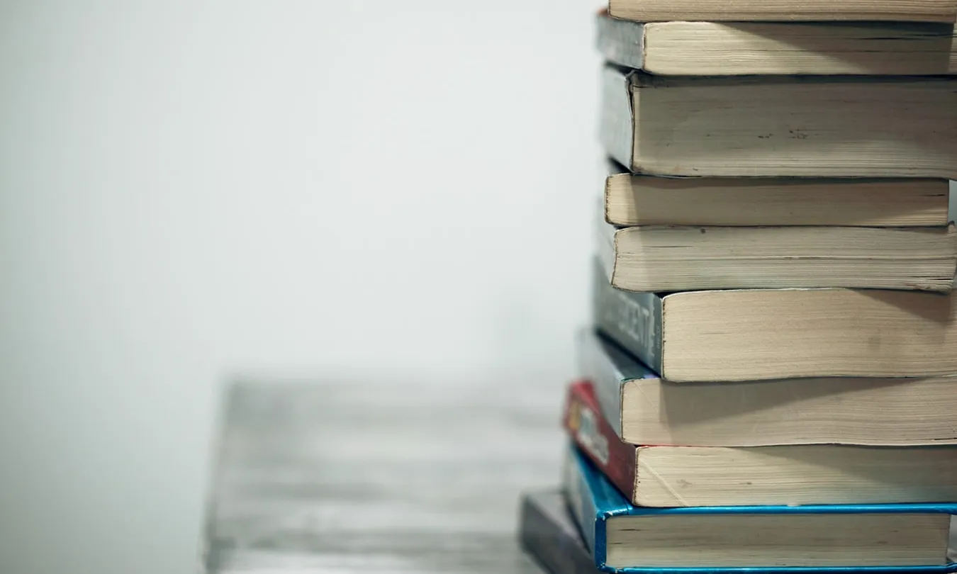 El llibre recull cinc relats de persones usuàries de l'entitat. Font: Unsplash.