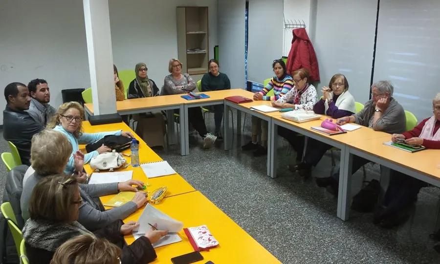 A l'Associació es fan diverses activitats enfocades a l'alfabetització de persones adultes.