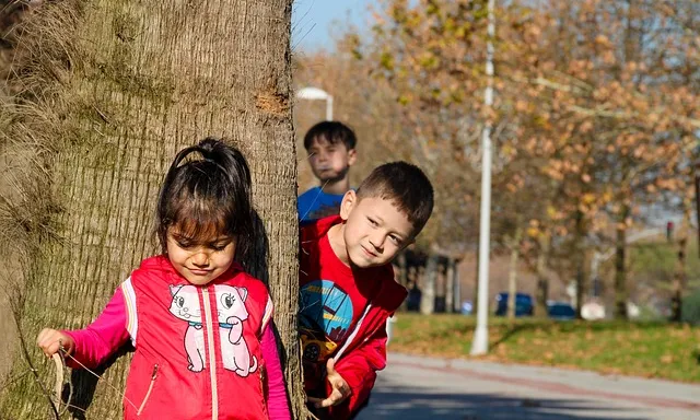 Els infants poden sentir por de sortir al carrer durant el desconfinament.