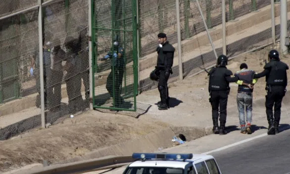 Persones immigrants entran al CIE de la Zona Franca de Barcelona.