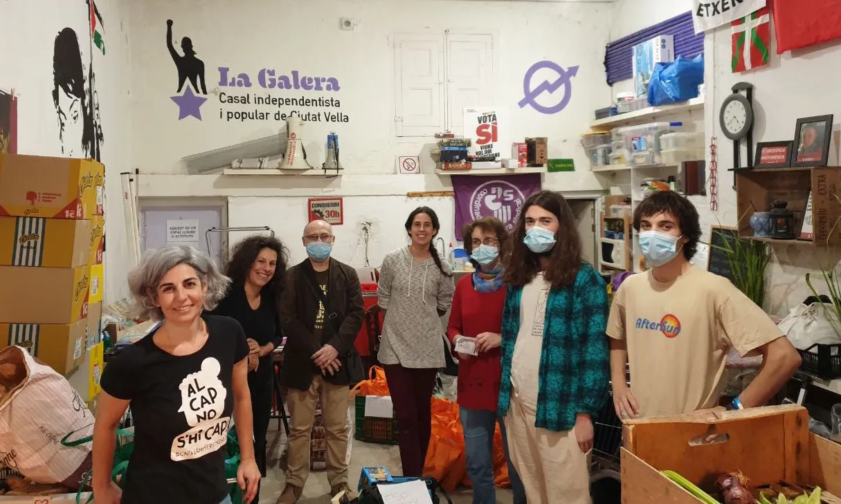 Membres de la la Xarxa de Suport Mutu del Raval en el Casal independentista La Galera