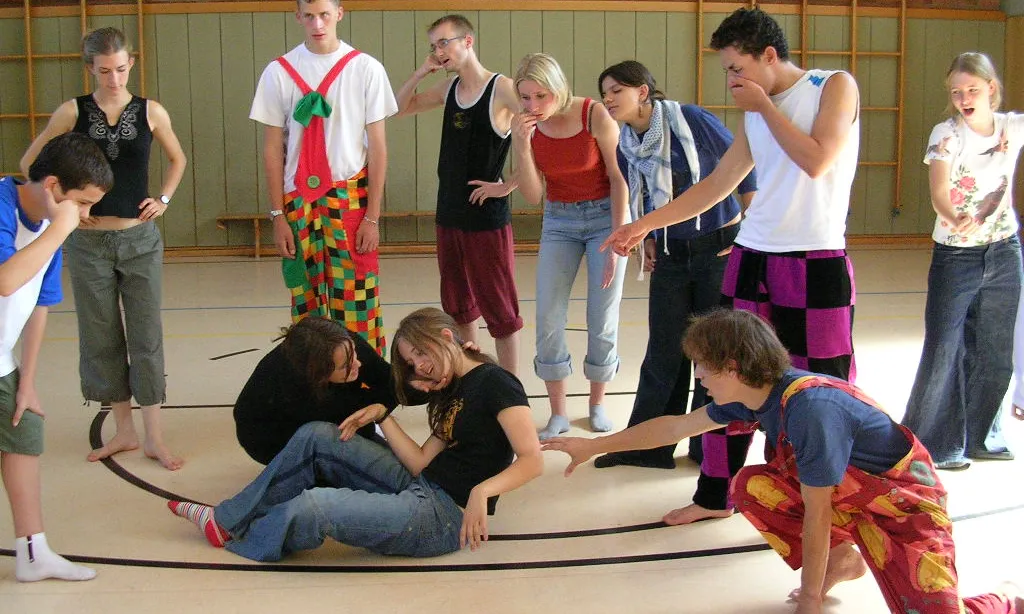 Joves participant en un taller sobre treatre social