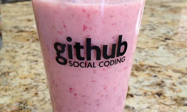 Fotografia d'un batut dins un got de GitHub. Imatge de Antonio Silveira. Llicència d'ús CC BY 2.0