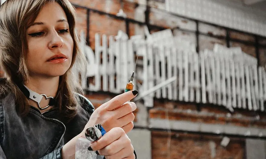 Una persona consumidora de drogues es prepara una dosi.