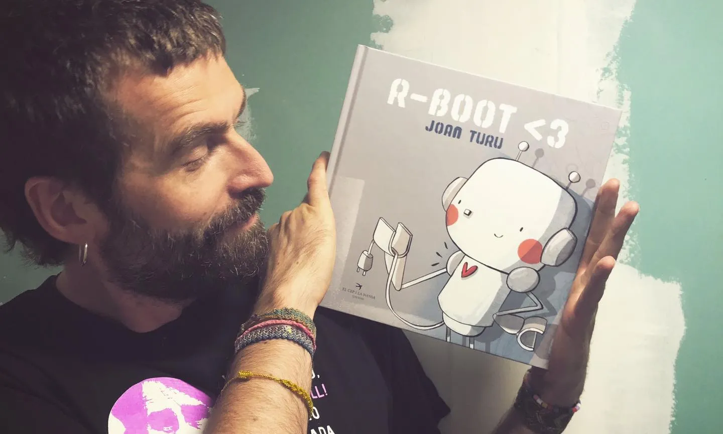 En Joan Turu mostra el seu llibre R-boot <3