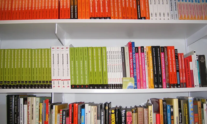 Fotografia d'una estanteria de llibres en diferents idiomes. Imatge de Jeffrey Zeldman CC BY-NC-ND 2.0