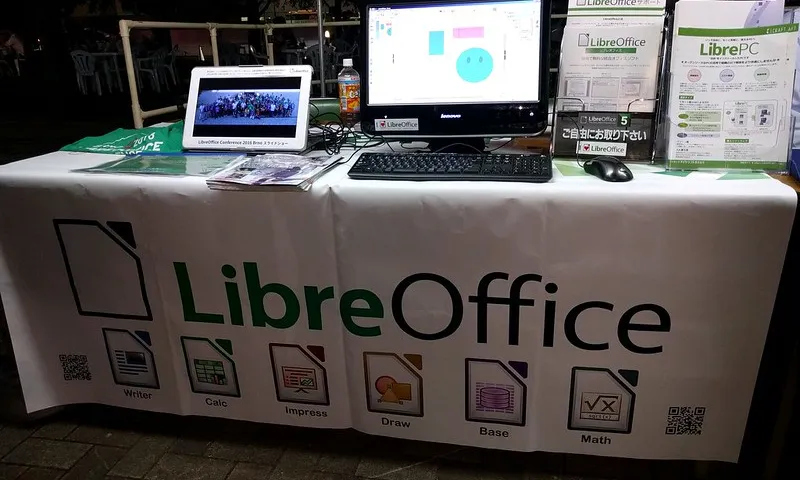 Fotografia de un estand de LibreOffice. Imatge de Masahiko Ohkubio. Llicència d'ús CC BY 2.0