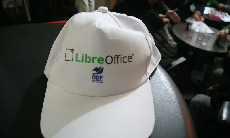 Fotografia d'una gorra amb el logotip de SoftCatala. Imatge de Jesús Corrius. Llicència d'ús CC BY 2.0