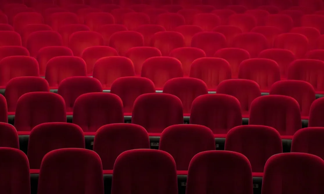 Aquesta llei determina que com a mínim el 50% de les pel·lícules comercials projectades als cinemes de Catalunya han de ser en català. Font: Unsplash.