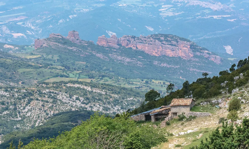 Fotografia d'una masia en una zona remota. Imatge de Ramon Oromí. Llicència d'ús CC BY-NC-ND 2.0