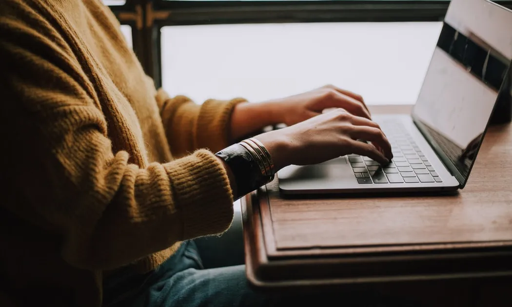 Així, els dos col·lectius tindran els mateixos drets, ja sigui el dret a la formació, a la intimitat, a la promoció o a la flexibilitat horària, entre d’altres. Font: Unsplash.