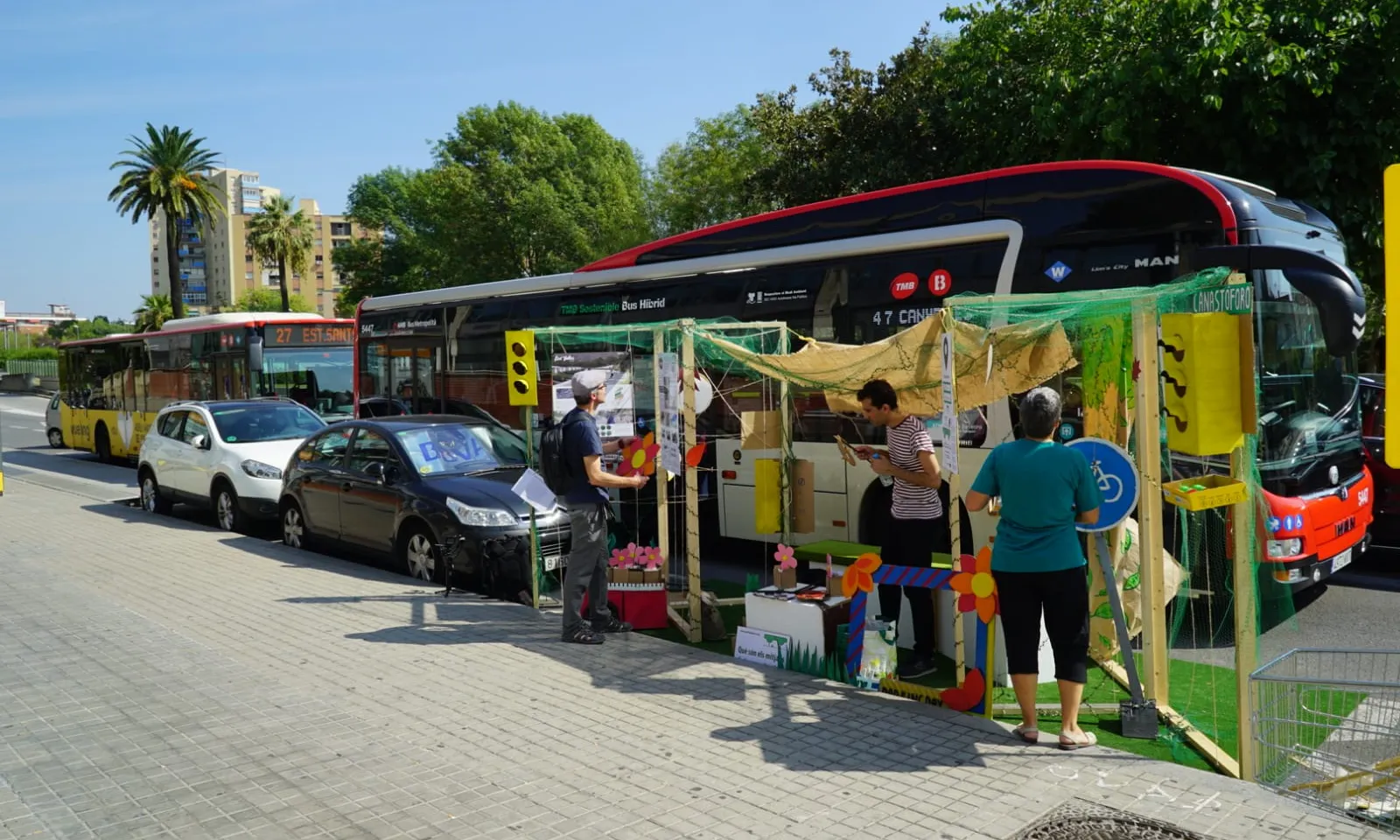 El Park(ing) Day es basa en per transformar les places d’aparcament del carrer en petits parcs i jardins. 