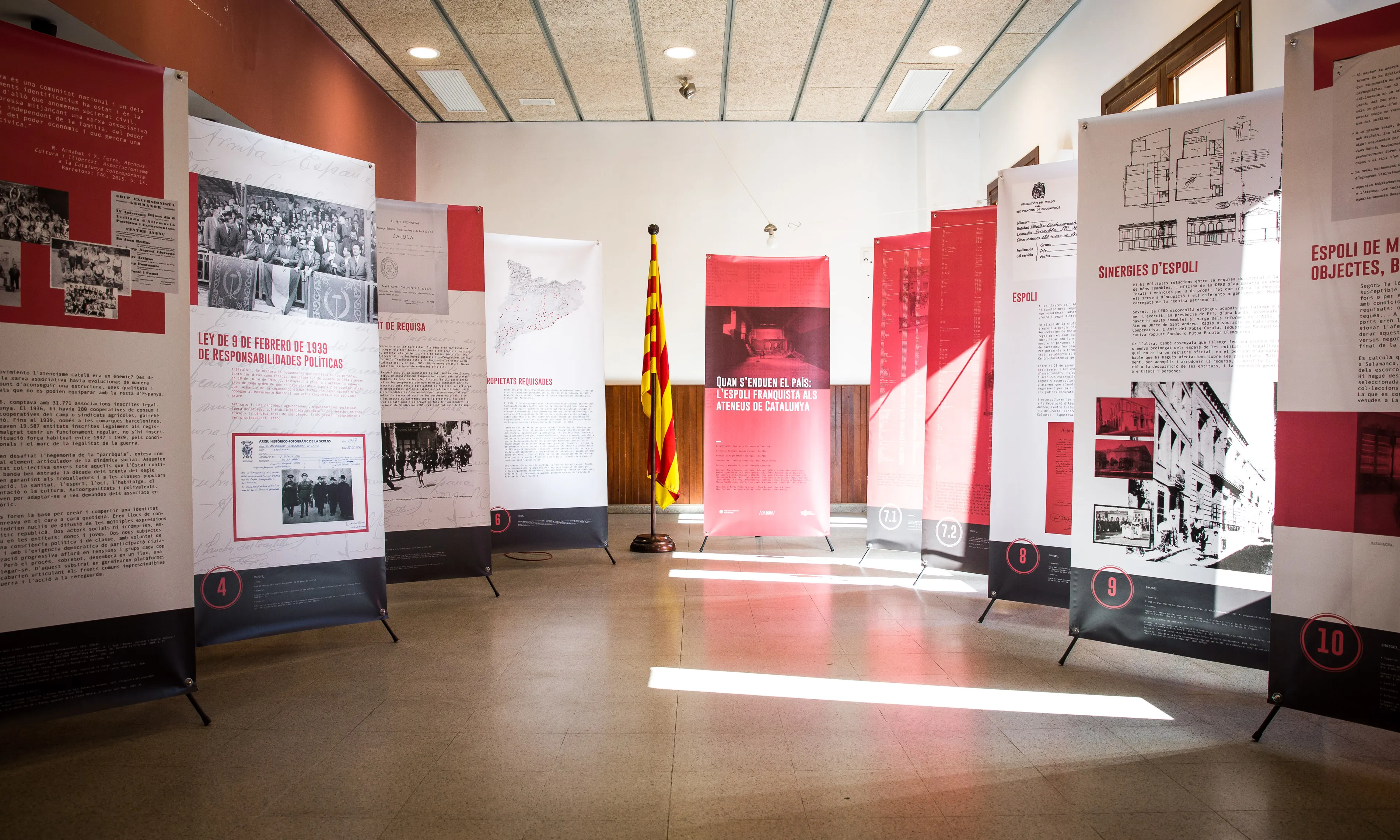 Fotografia dels plafons que composen l'exposició. 