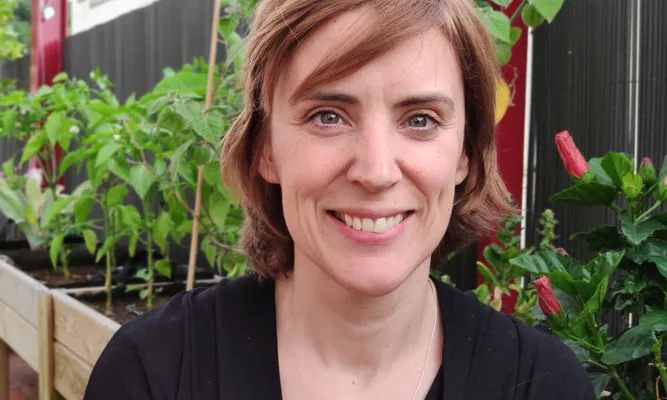 Maria de la Fuente Vázquez és especialista en teoria feminista i polítiques de gènere i treballa per a posar la perspectiva de gènere als fenòmens socials