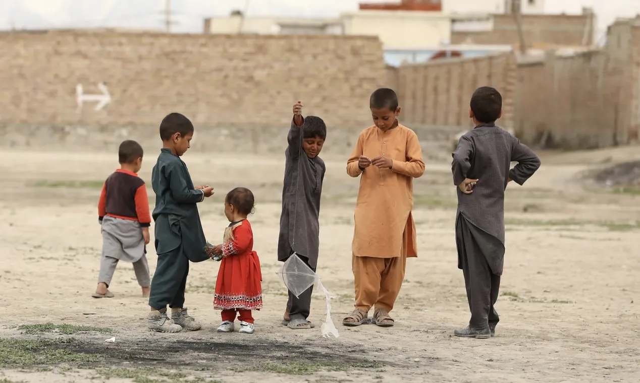 Ponts per la pau es fa càrrec del'escolratizació d'infants a l'Afganistan. Font: Unsplash. 