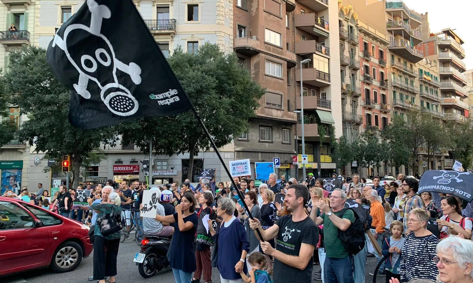 Eixample Respira reclama la racionalització de l'ús del vehicle privat. 