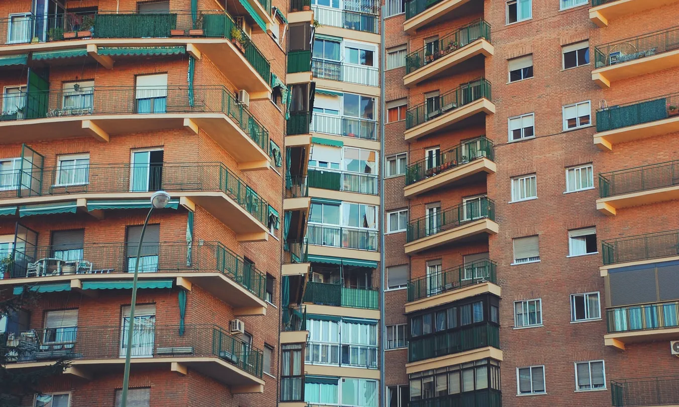 La normativa contempla dos tipus d’infraccions, les lleus i les greus, per tal que els contractes d’arrendament compleixin amb tots els requisits. Font: Unsplash.