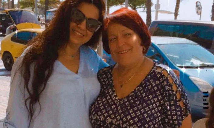 La Lamine, amb la Dolors Sabaté, voluntària responsable de l'acollida a Càritas parroquial de St. Pere de Cambrils. Font: Lamine Essaidi