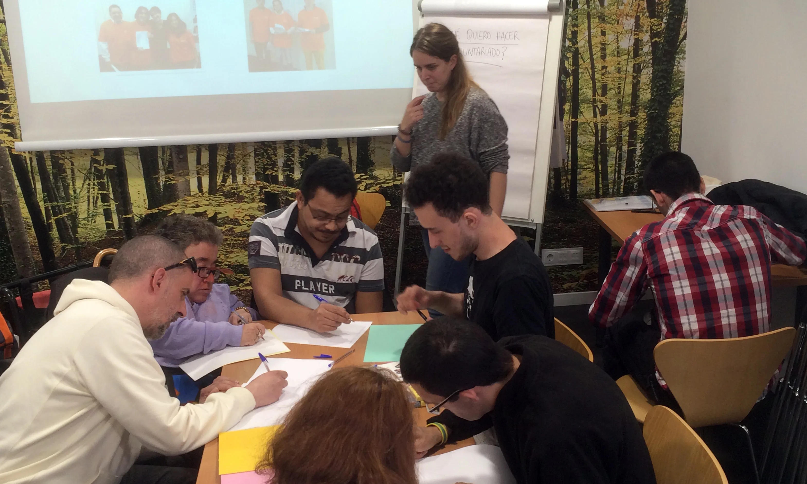 Abans d'iniciar el procés per ser voluntari o voluntària, les persones usuàries de l'entitat interessades a col·laborar reben una formació.