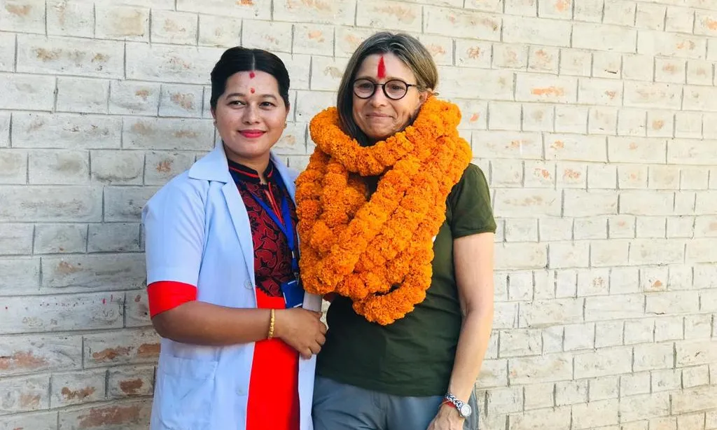 La presidenta de l'entitat viatja sovint al Nepal per fer veure l'evolució de l'hospital i fer xerrades de prevenció de malalties entre les escoles de la zona.