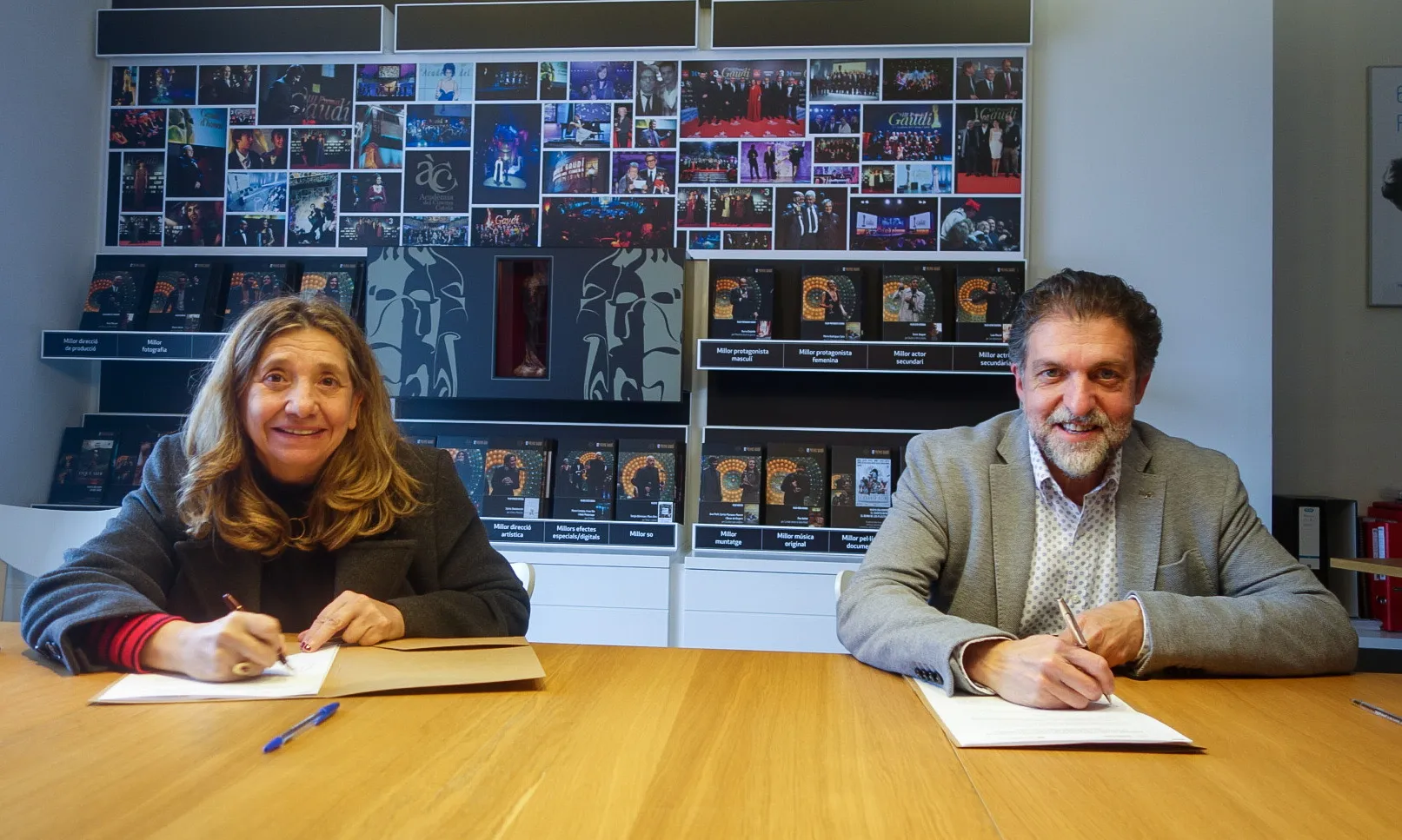 Isona Passola i Pep Morella signant el conveni entre la FAC i l'Academia del Cinema Català.