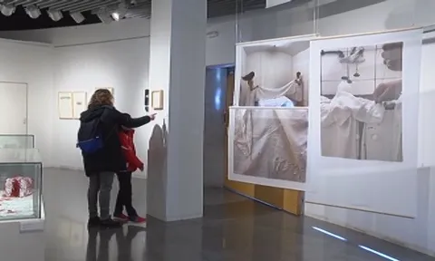 L'Espai Zero de Terrassa acull l'exposició 'L'atracció del blanc, la seducció de la fibra'.