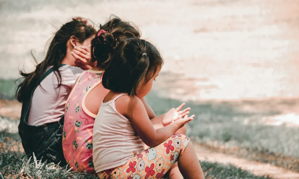 El fet que la violència sexual es doni en organitzacions i entorns que donen servei i atenció als infants i adolescents, no es limita només a les oportunitats de contacte entre les persones agressores i víctimes menors. Font: Unsplash.