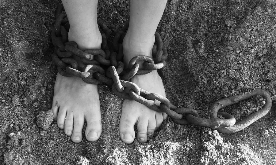El tràfic d'infants, l'explotació sexual, el treball infantil i el matrimoni forçat són algunes de les moltes manifestacions encara presents d'esclavitud infantil.