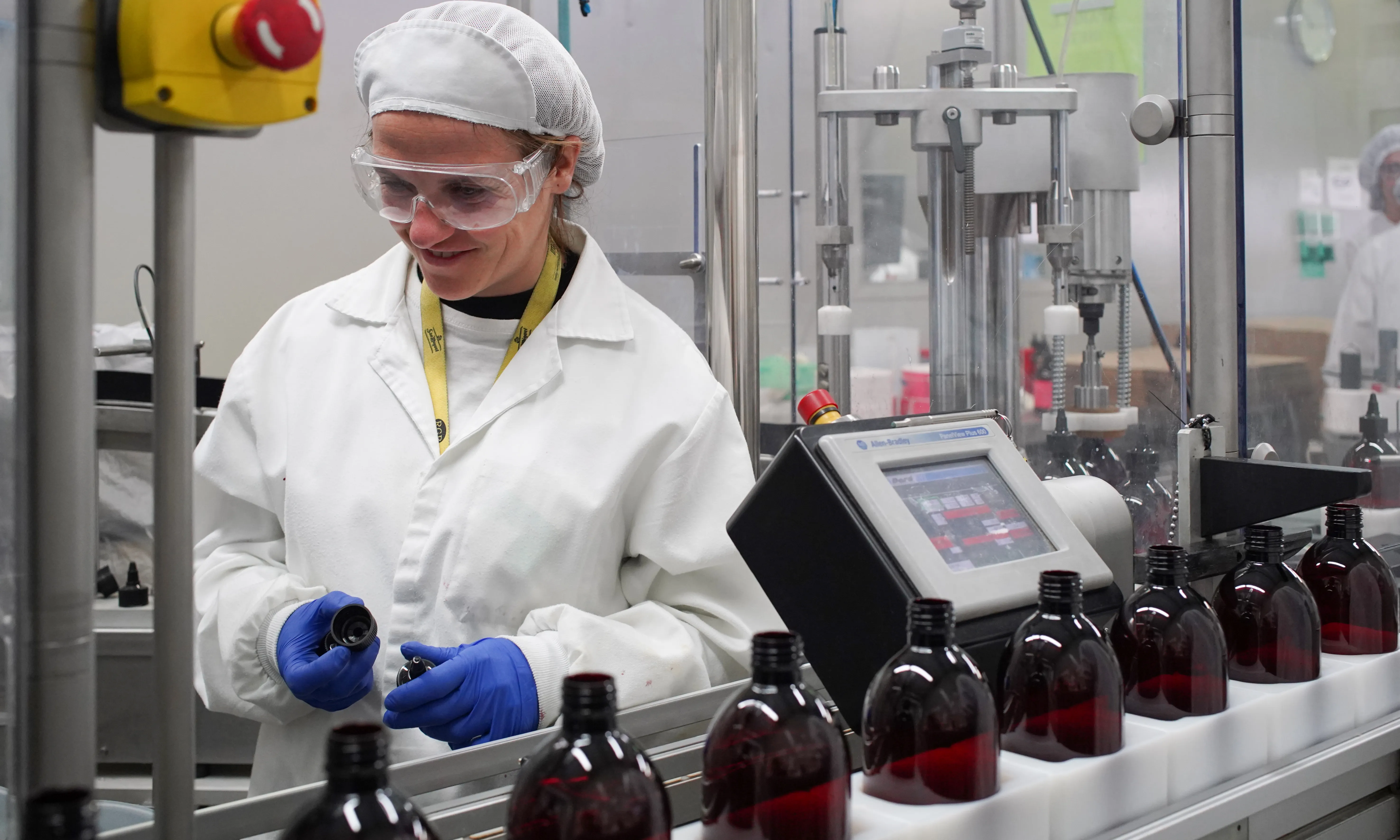 Una treballadora a la línia on s'envasa el gel hidroalconòlic que produeix Àuria.