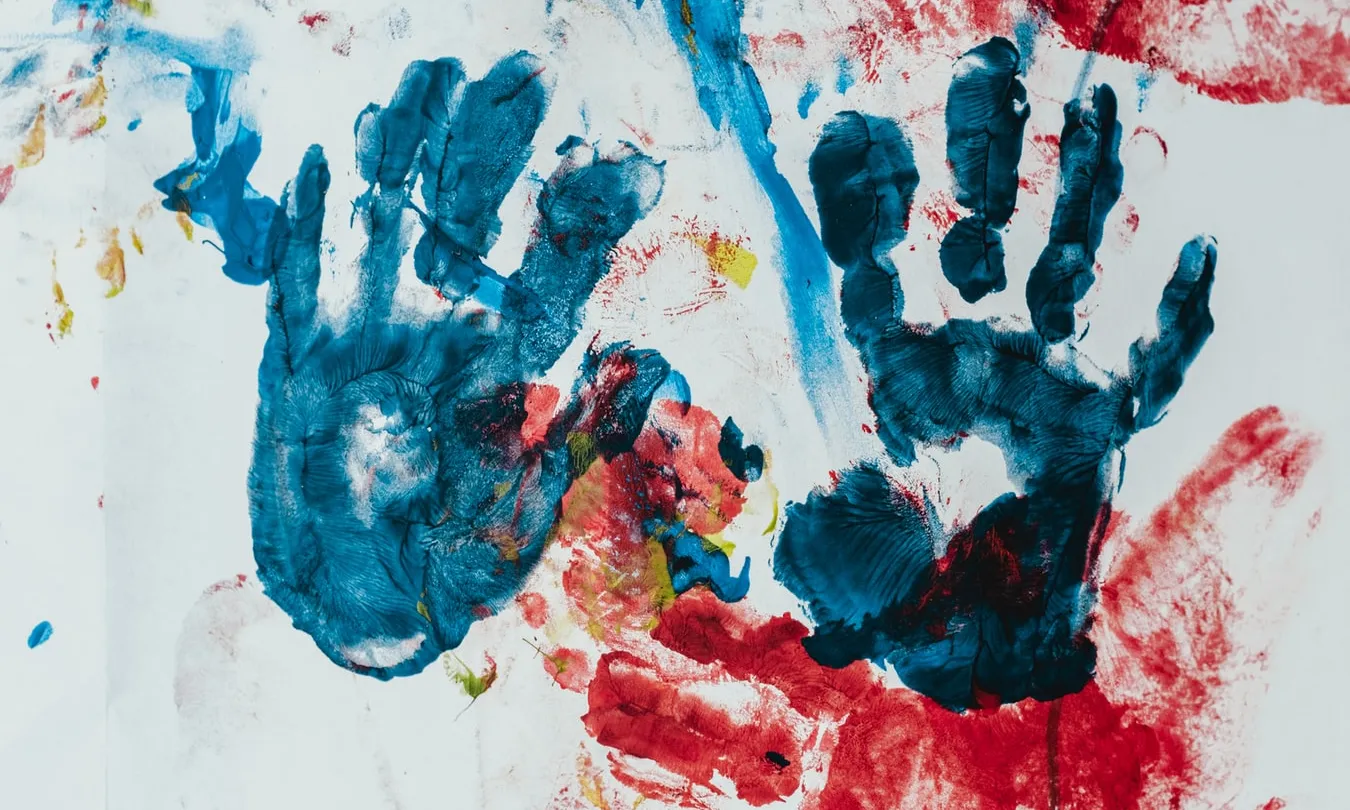 Aquesta ha estat batejada com la Llei Rhodes, amb referència al pianista James Rhodes, que va estar víctima d’abusos sexuals durant la seva infància. Font: Unsplash.