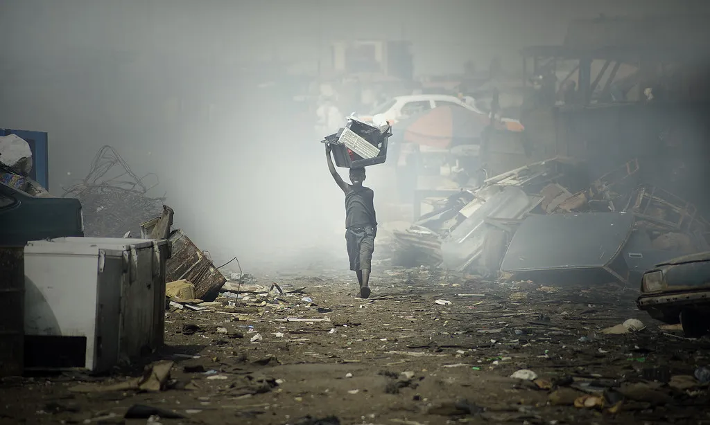 "Kids of Sodom - E-waste in Ghana" de BRS MEAS (CC BY-NC-SA 2.0) 
